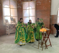 В день памяти преподобного Максима Грека была совершена Литургия в строящемся храме святого пророка Божиего Илии возле аэропорта