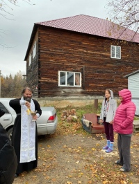 Обогреватели и пироги передали бездомным прихожане хабаровского храма