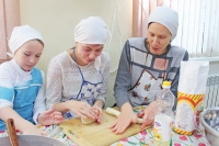 Кулинарный мастер-класс по лепке пельменей прошёл в воскресной школе Христорождественского собора