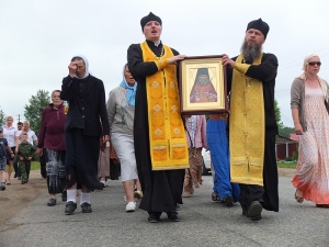 Прихожане сельского храма прошли крестным ходом с частицей мощей св Иоанна Шанхайского