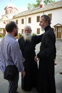 Свободные места в зале были, только на ... люстрах