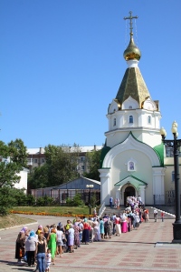 Сотни хабаровчан пришли поклониться мироточащей иконе святителя Иннокентия
