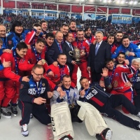 Сборная страны празднует победу в чемпионате мира по хоккею с мячом