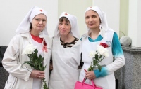 Сестры милосердия принимают поздравления