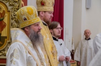 В навечерие Рождества Христова (Рождественский сочельник) митрополит Артемий совершил великую вечерню и Божественную литургию в Спасо-Преображенском кафедральном соборе