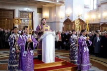 Хабаровск, 27 марта 2011 г. Божественная литургия в Спасо-Преображенском соборе  в Крестопоклонную неделю