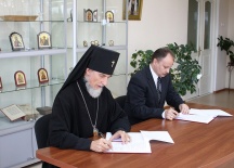 Подписание договора о сотрудничестве между Хабаровской духовной семинарией и ДФ Российской Правовой Академией. 13 сентября 2011г.