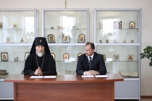 Подписание договора о сотрудничестве между Хабаровской духовной семинарией и ДФ Российской Правовой Академией. 13 сентября 2011г.