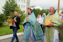 В день памяти иконы Божией Матери «Всецарица» по краевому онкологическому центру прошел Крестный ход 4 сентября 2023 года